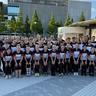 Eine Gruppe von Menschen, die für ein Gruppenfoto posieren.