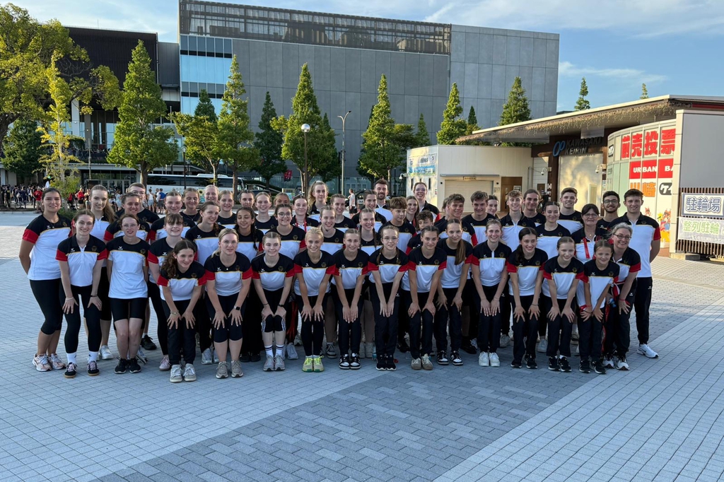 Eine Gruppe von Menschen, die für ein Gruppenfoto posieren.