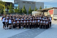 Eine Gruppe von Menschen, die für ein Gruppenfoto posieren.