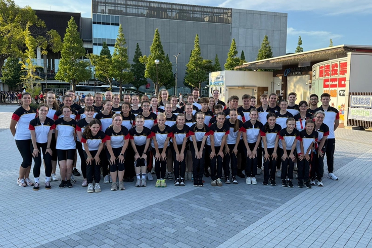 Eine Gruppe von Menschen, die für ein Gruppenfoto posieren.
