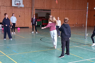 Jugendliche spielen Indiaka.