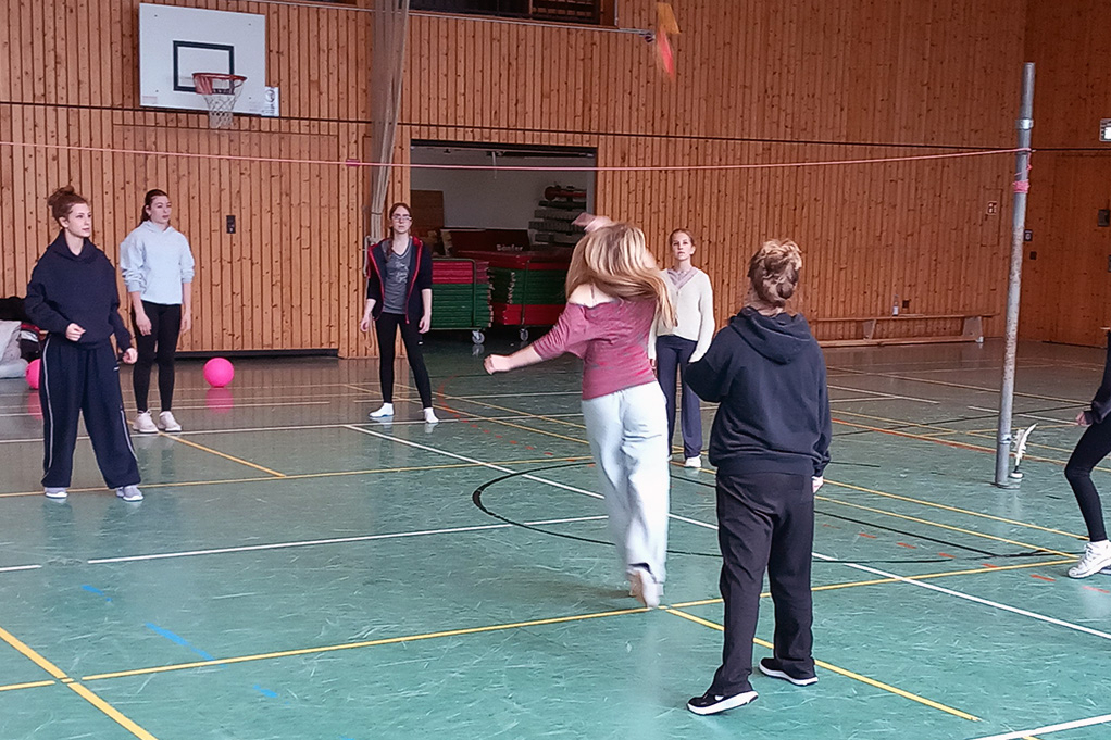 Jugendliche spielen Indiaka.