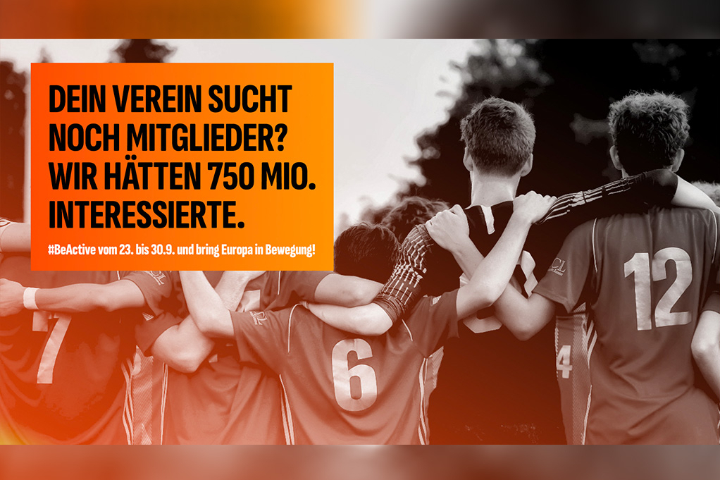 Sportler stehen nebeneinander und umarmen sich.