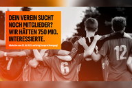 Sportler stehen nebeneinander und umarmen sich.