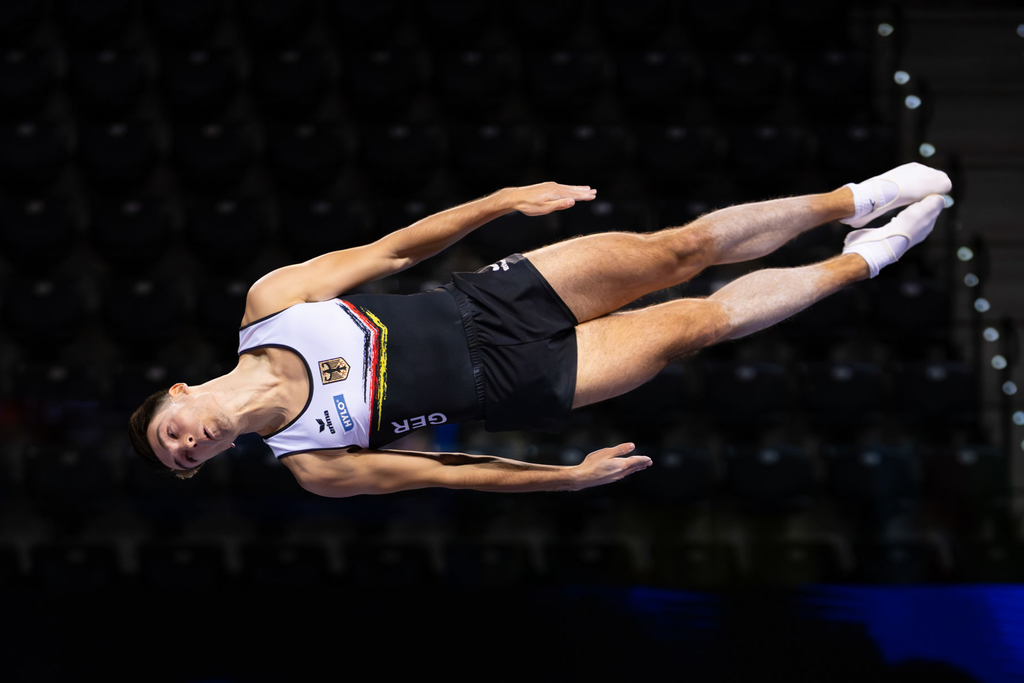 Trampolinturner in der Luft