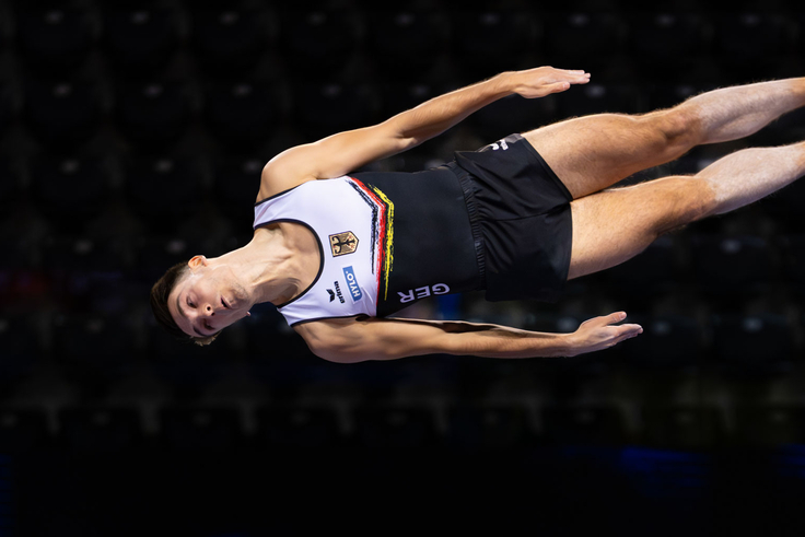Trampolinturner in der Luft