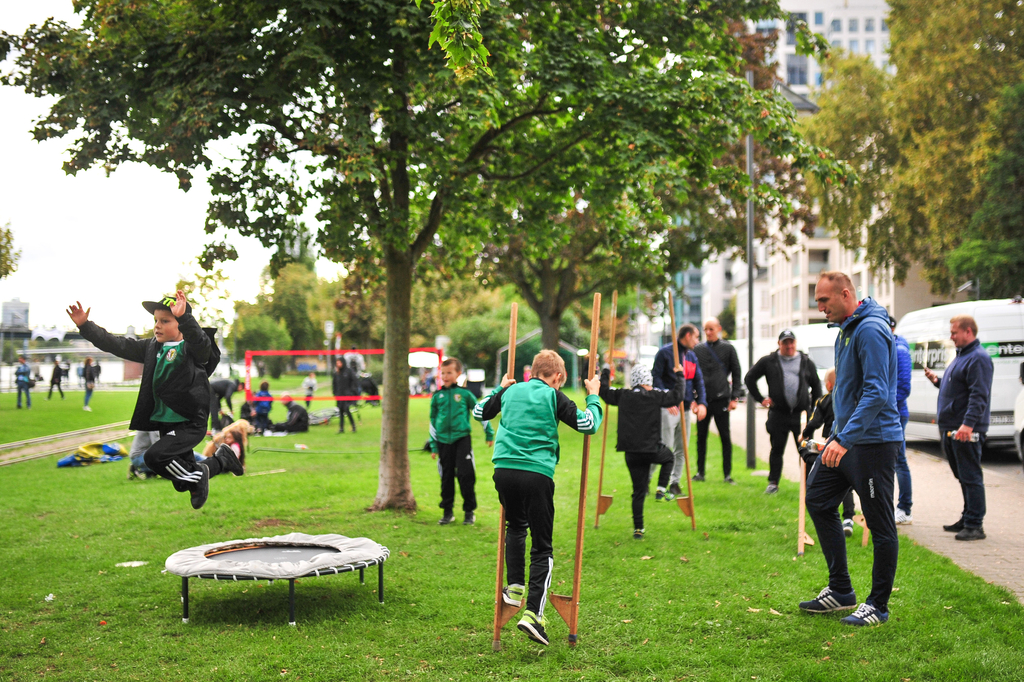Familien spielen und turnen in einem Park. 