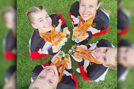 Vier Mädchen präsentieren ihre Medaillen