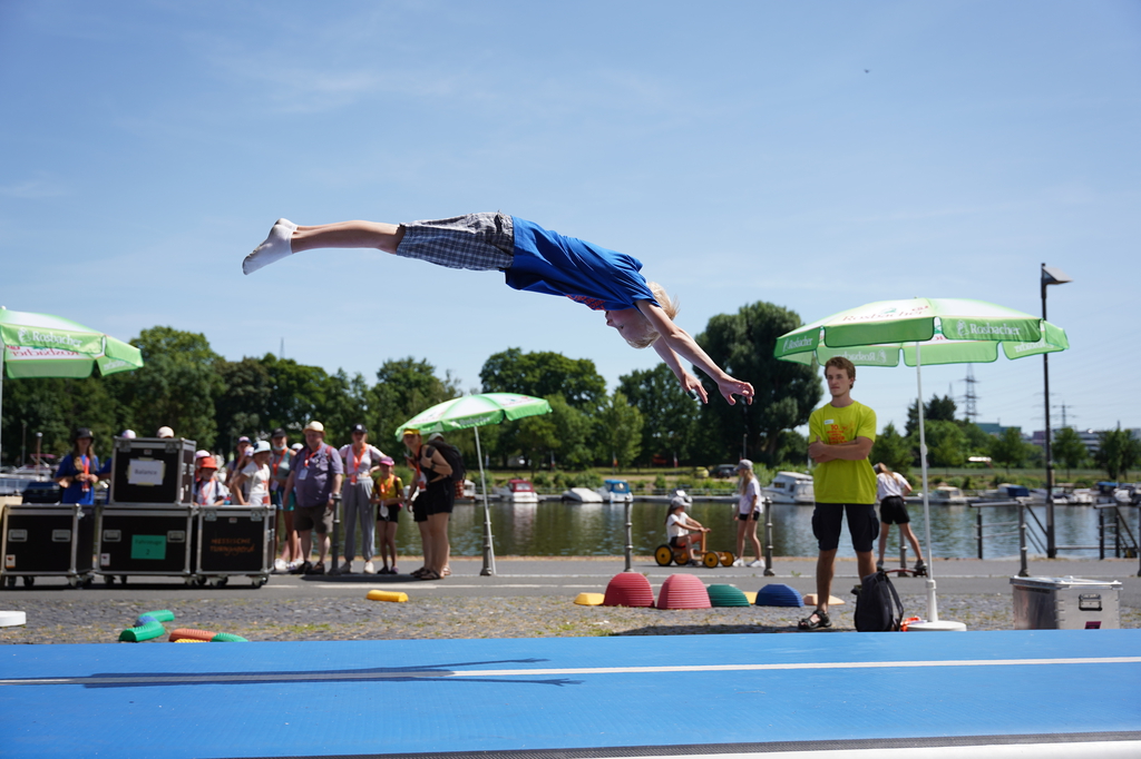 Ein Junge spricht auf einer Airtrack. 