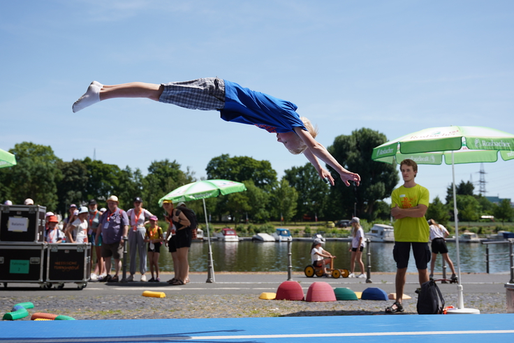 Ein Junge spricht auf einer Airtrack. 