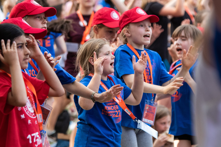 Viele Kinder tanzen gemeinsam.