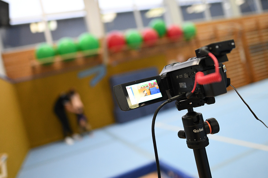 Kamera ist auf Turnerin gerichtet.