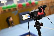 Kamera ist auf Turnerin gerichtet. 