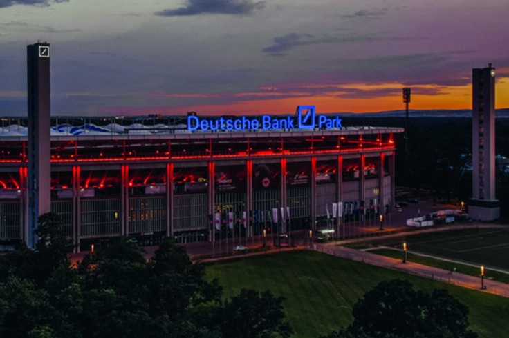 Der Deutsche Bank-Park im Sonnenuntergang.