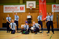 Eine Showgruppe präsentiert eine Endpose mit Rope Skipping Seilen.