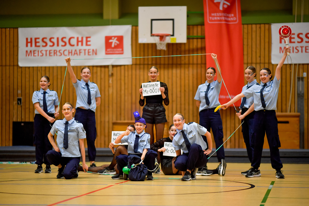 Eine Showgruppe präsentiert eine Endpose mit Rope Skipping Seilen.