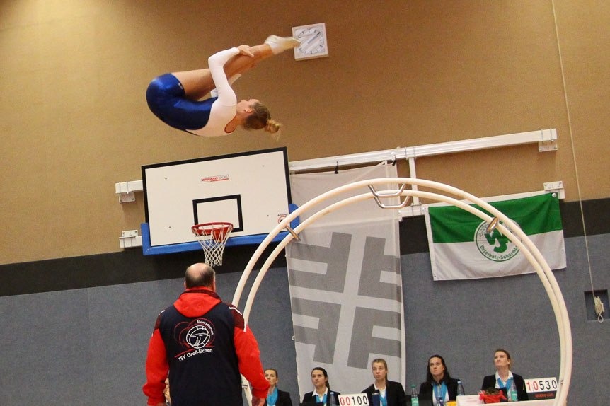 Sportlerin beim Sprung vom Rhönrad