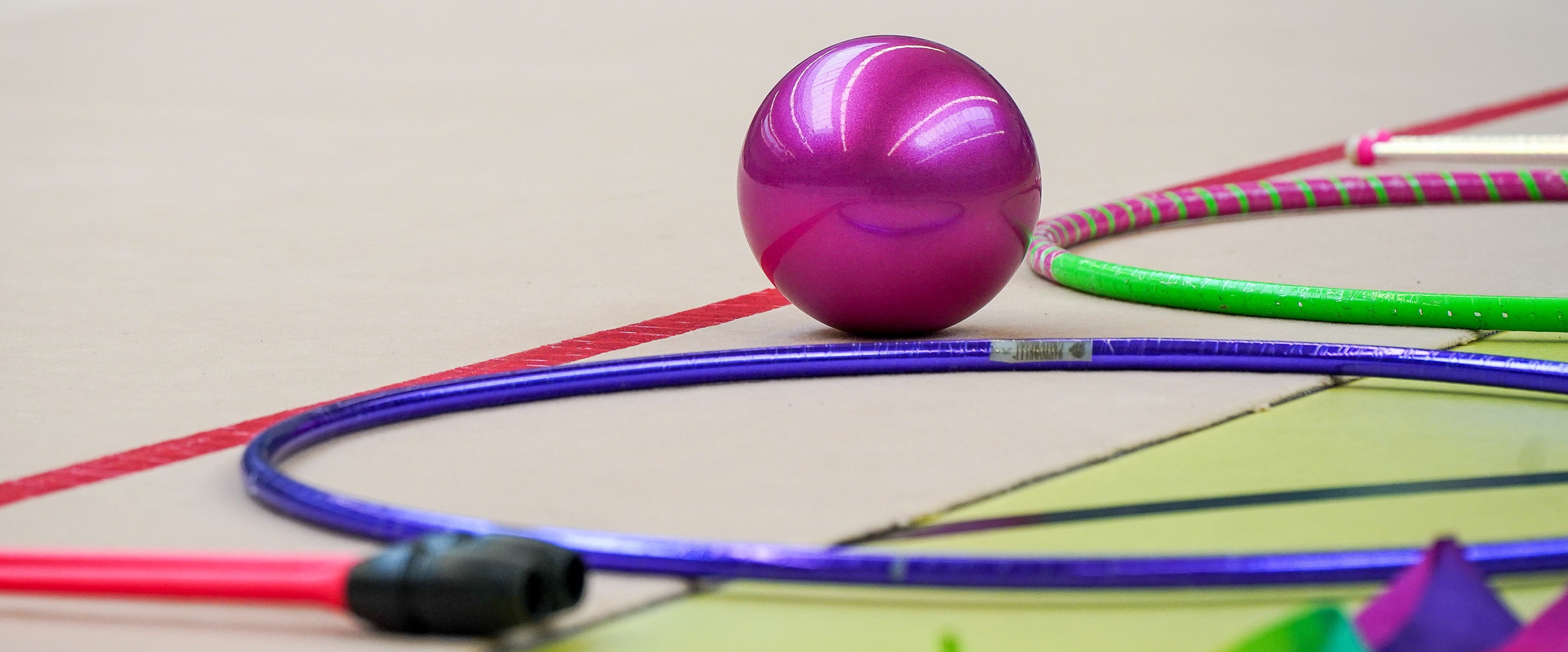 Ein Gymnastikball und Gymnastikreifen