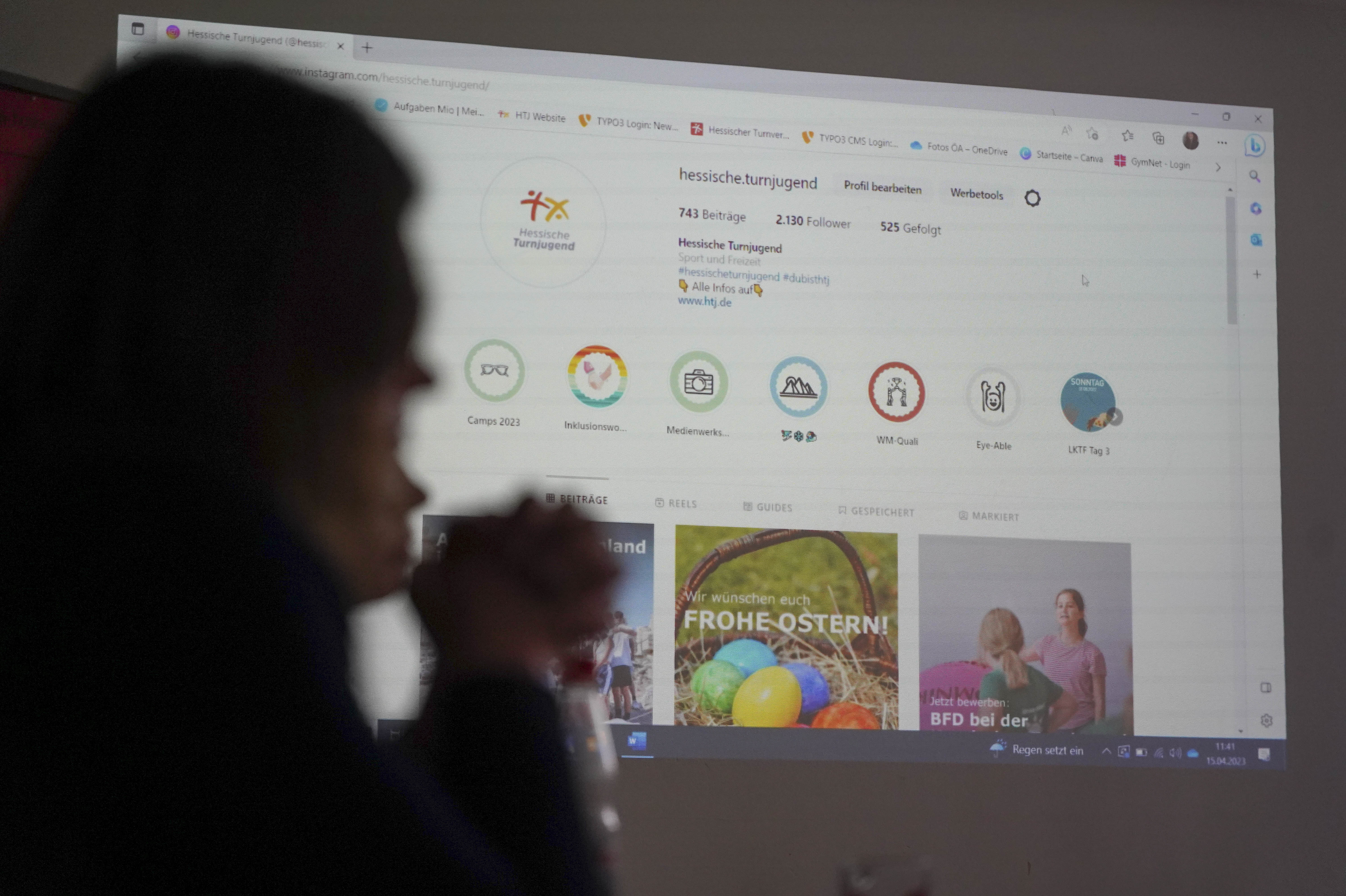 Ein Beamer wirft das Instagram-Profil der Hessischen Turnjugend an eine weiße Wand.