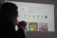 Ein Beamer wirft das Instagram-Profil der Hessischen Turnjugend an eine weiße Wand.