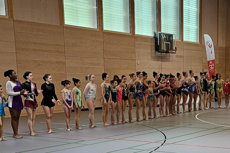 Aufreihung der hessischen Gymnastinnen.