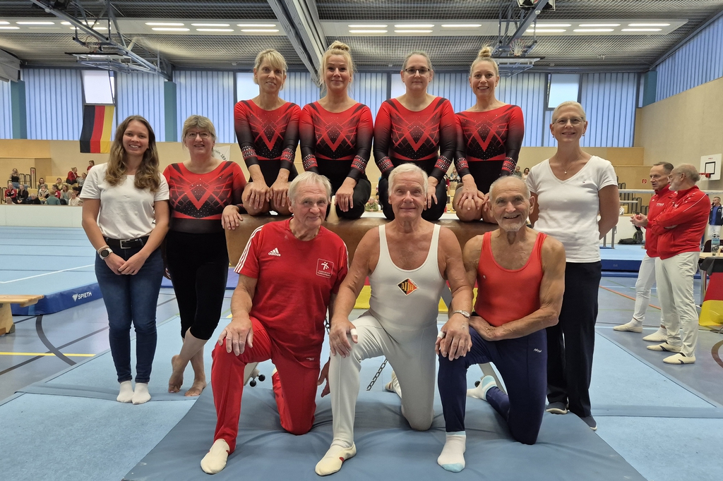 Ein Team aus sieben Turnern posiert für ein Foto.