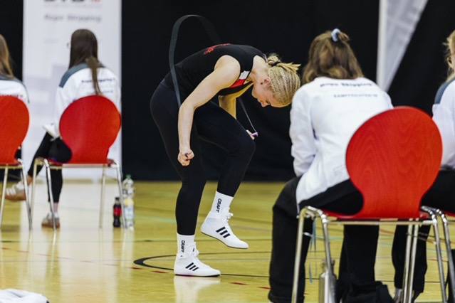 Rope Skipperin springt nach vorne gebeugt