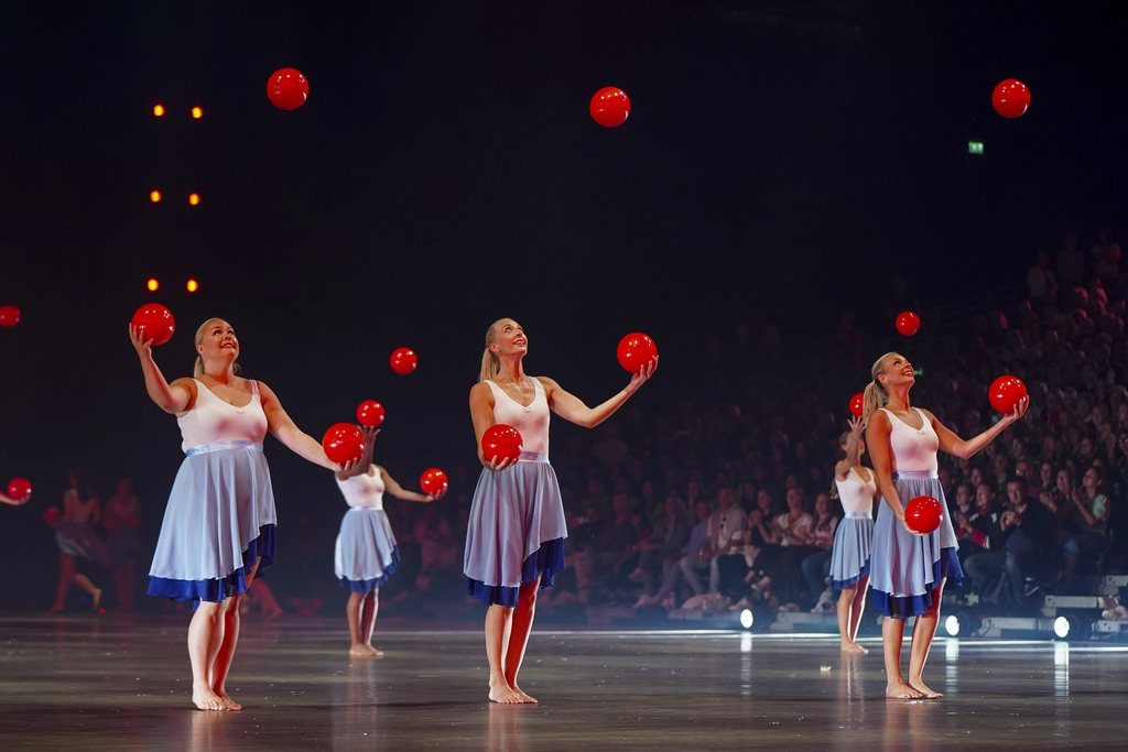 Eine Showgruppe präsentiert eine Vorführung mit Bällen.