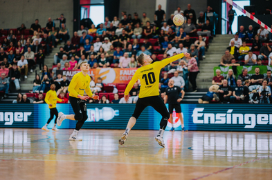 Ein Spieler nimmt einen hohen Ball an