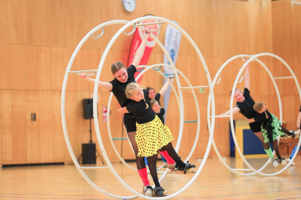 Zwei Personen gemeinsam im Rhönrad