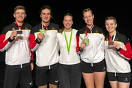 Fünf Personen zeigen ihre Medaille.