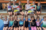 Gruppenfoto von Turnerinnen mit Plakat in der Hand