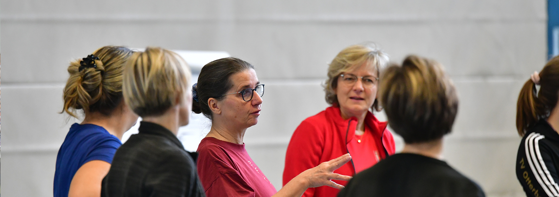 Eine Frau erklärt mehreren Personen etwas.