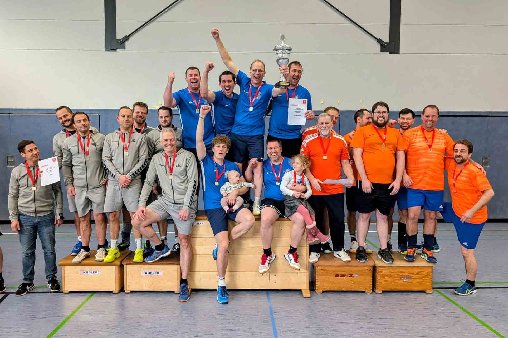 Die drei Siegermannschaften stehen auf dem Podest