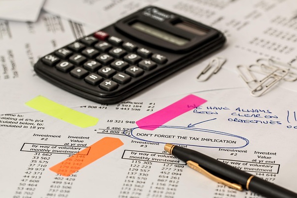 Taschenrechner liegt auf Papier. 