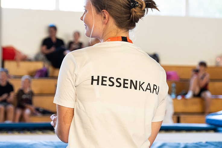 Kampfrichterin von hinten fotografiert mit der T-Shirt Aufschrift Hessen-Kari