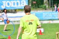 Ein junger Mann von hinten mit der T-Shirt Aufschrift "Volunteer".