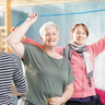 Zwei Frauen machen gemeinsam eine Übung mit einem Seil.