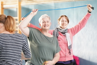Zwei Frauen machen gemeinsam eine Übung mit einem Seil.
