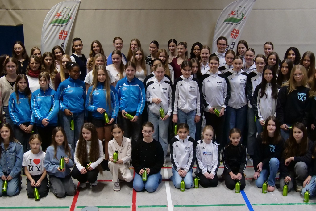 Gruppenfoto der geehrten Turnerinnen. 