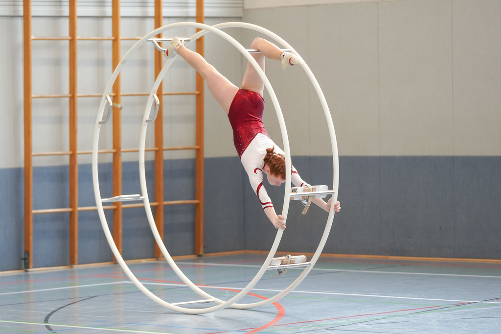Rhönradturnerin bei einer Übung im Rhönrad
