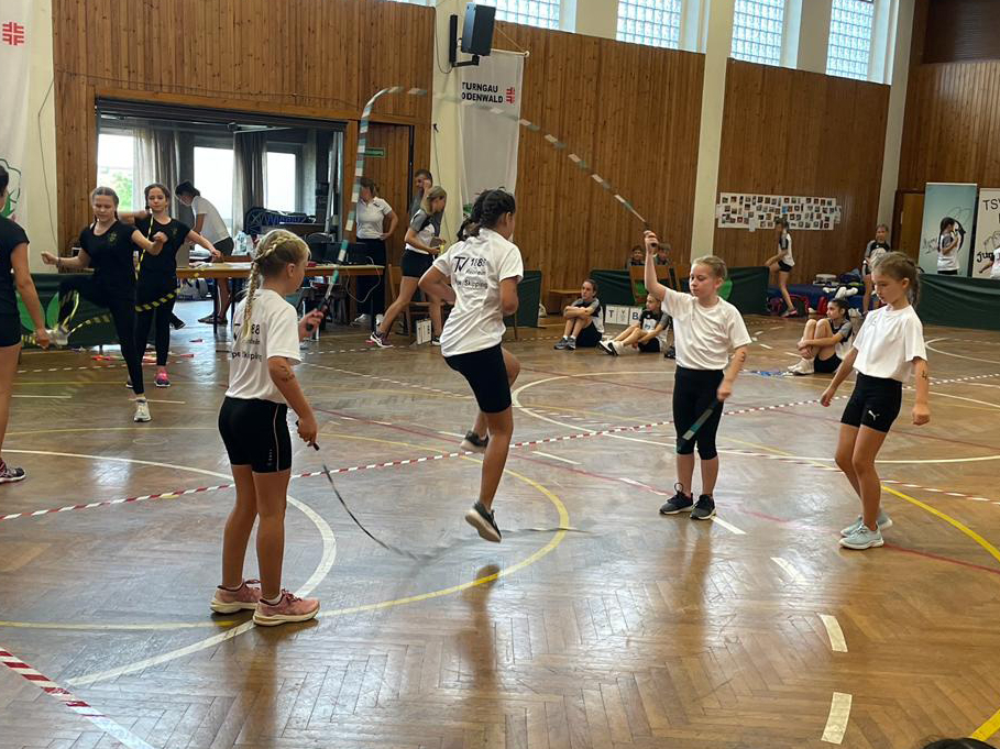 Seilspringende Kinder