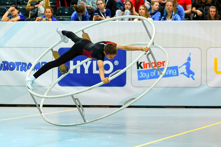 Turner bei seiner Spiralübung im Rhönrad