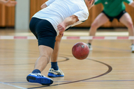 Ein Prellball wird über eine Linie gespielt.