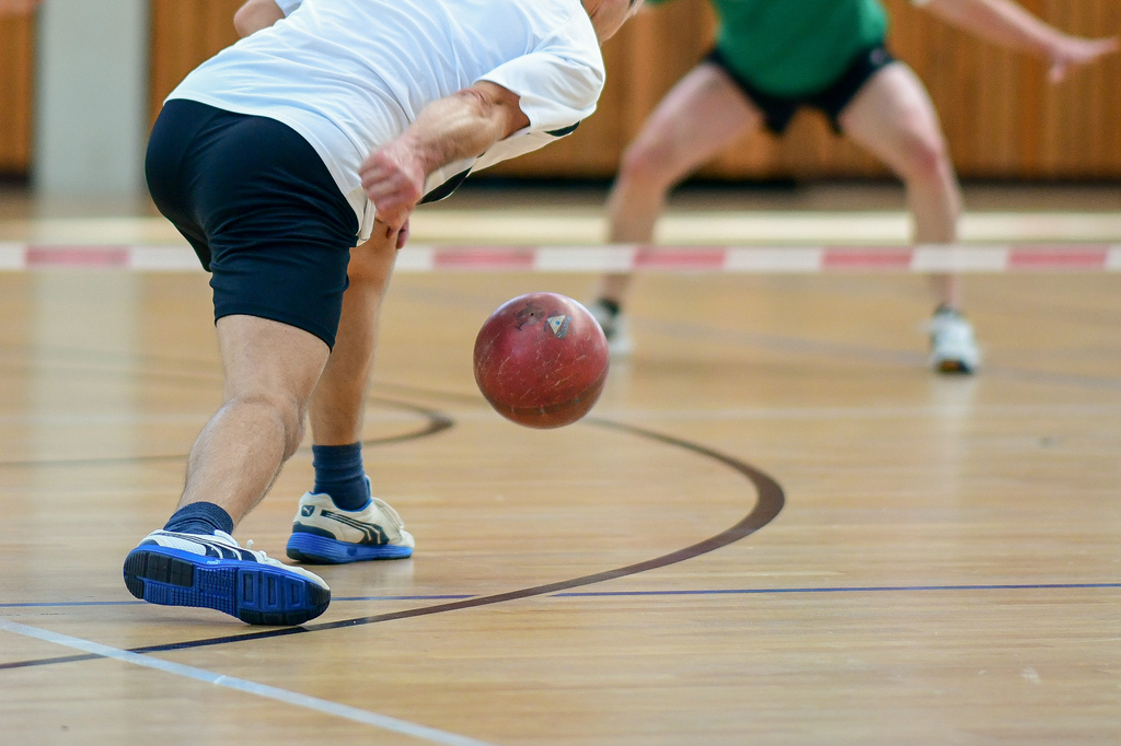Ein Prellball wird über eine Linie gespielt.