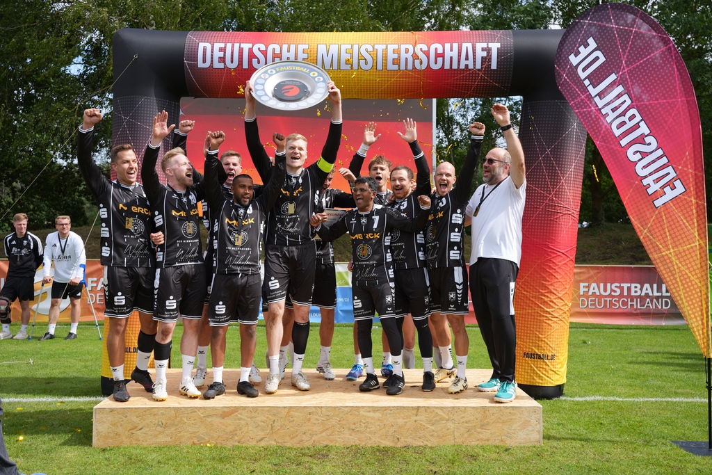Ein Team freut sich mit Meisterschale über den Sieg.