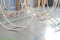 Mehrere Rhönräder stehen in einer Turnhalle nebeneinander.