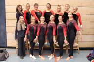 Turnerinnen posieren für ein Gruppenfoto. 