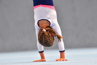 Ein Mädchen macht einen Handstand.