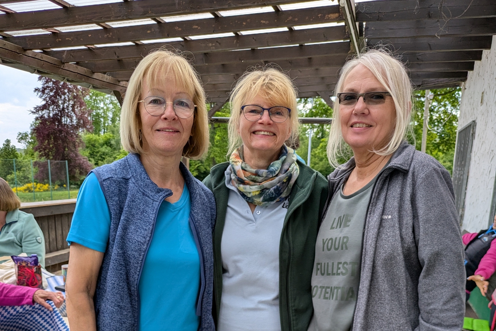 Drei Frauen posieren für ein Foto. 